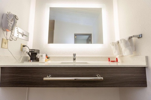 SureStay Hotel by Best Western Seaside Monterey image 3